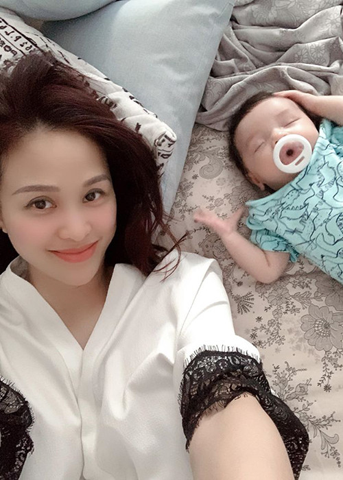 MC Phương Mai hạ sinh con trai đầu lòng vào tháng 11/2019. Vợ chồng cô đặt tên con là Henryk.