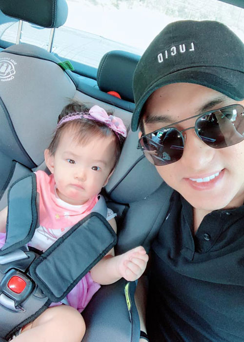 Chồng cũ của Phi Thanh Vân khoe ảnh bên con gái của anh và Thúy Oanh. Cô nhóc tên tiếng Anh là Emily Nguyễn, tiếng Việt là Nguyễn Bảo Thiên Kim.