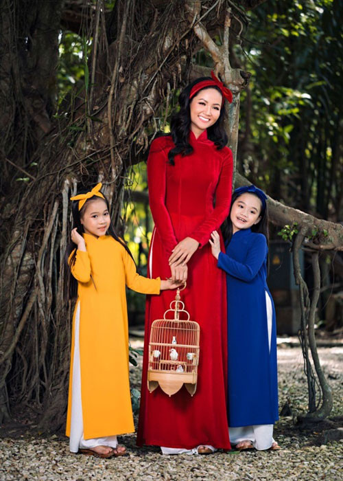 H'hen Niê là một trong số những mỹ nhân Việt theo trào lưu mặc áo dài với sắc đỏ ngày Tết.