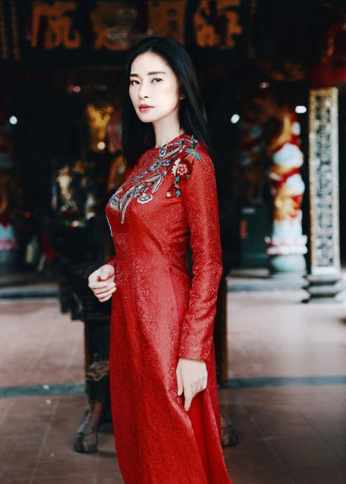 Ngô Thanh Vân e ấp trong tà áo dài đỏ thắm đón Tết Nguyên Đán.