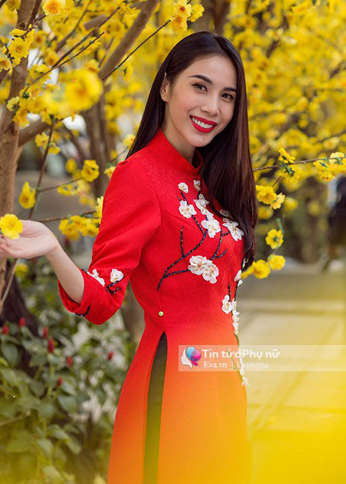 Thủy Tiên hòa vào dòng mỹ nhân Việt diện áo dài ngày Tết.