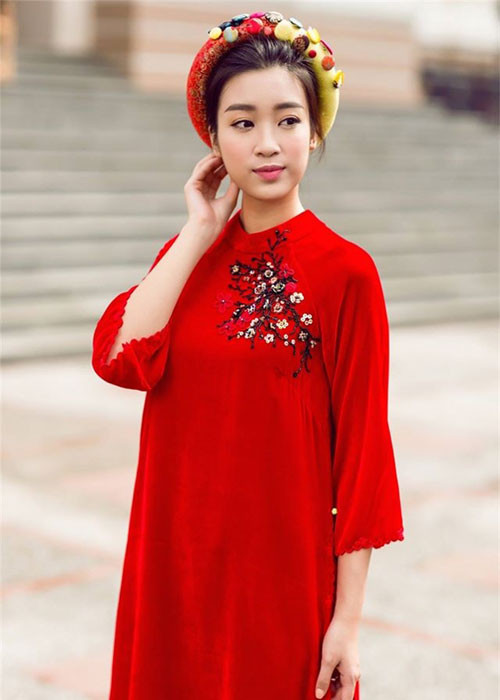 Đỗ Mỹ Linh trẻ trung, nổi bật trong mẫu áo dài lụa, gam đỏ.