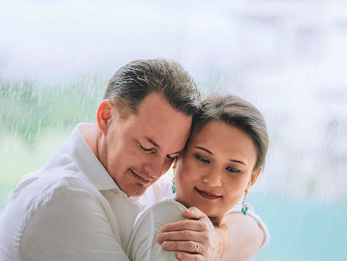 1 năm sau khi công khai ly hôn Hồng Nhung, doanh nhân Kevin Gilmore tái hôn. Vợ mới của anh là Thiri Thant Mon.