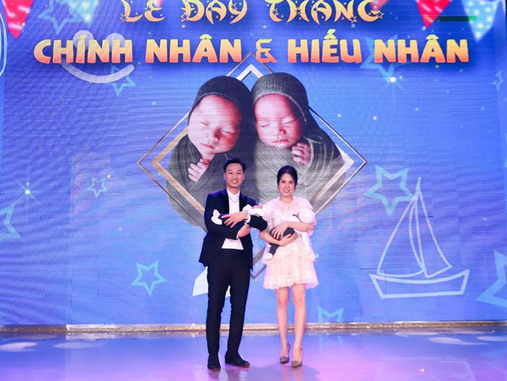 Mới đây, MC Thành Trung và bà xã Ngọc Hương mở tiệc mừng cặp quý tử song sinh tròn 1 tháng tuổi.