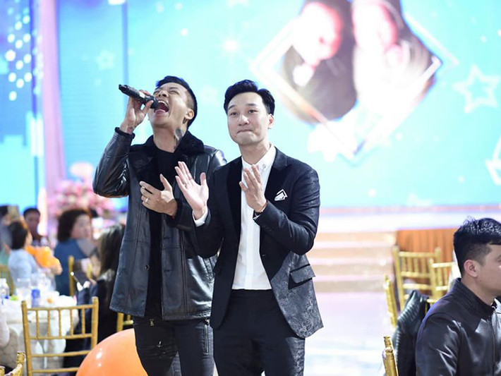 Tuấn Hưng hát tặng vợ chồng Thành Trung.