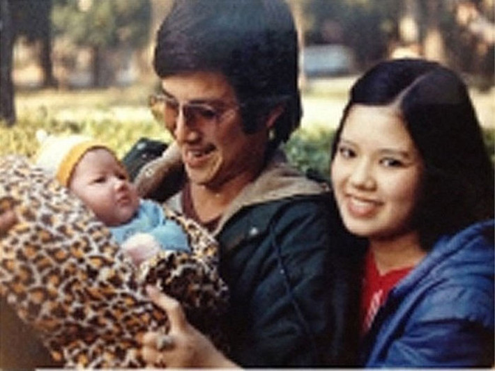 Chí Trung - Ngọc Huyền dìu nhau qua những ngày gian khó. Theo Chí Trung, Ngọc Huyền chưa bao giờ than vãn một lời về cái sự nghèo. Cô còn cố gắng thức khuya dậy sớm, gom góp từng đồng đi chợ.