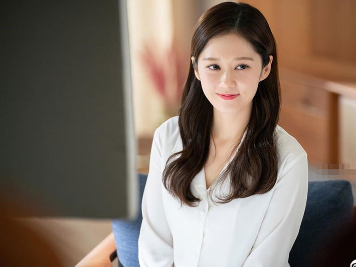 Jang Nara được truyền thông Hàn Quốc ưu ái đặt biệt danh "mỹ nữ có gương mặt trẻ thơ" bởi vẻ đẹp trẻ mãi không già.