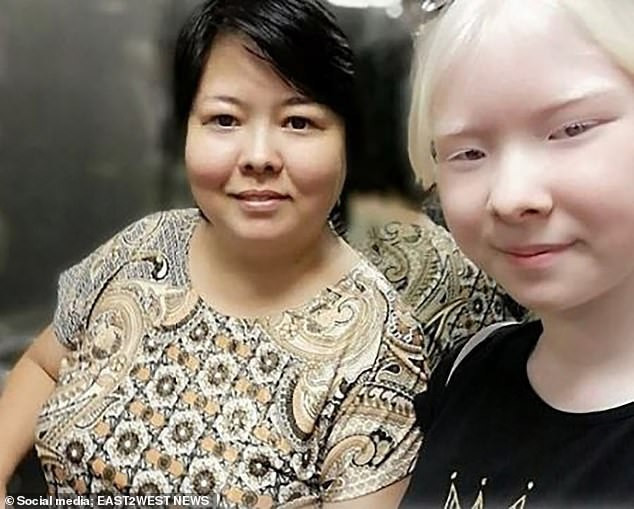 Asel bên mẹ.
