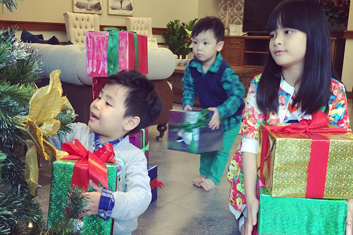 Bé Bảo Anh, Bảo Minh và Nhật Minh cùng nhau chuẩn bị những món quà cho dịp Giáng sinh. Cả ba đều vô cùng đáng yêu, dễ thương.