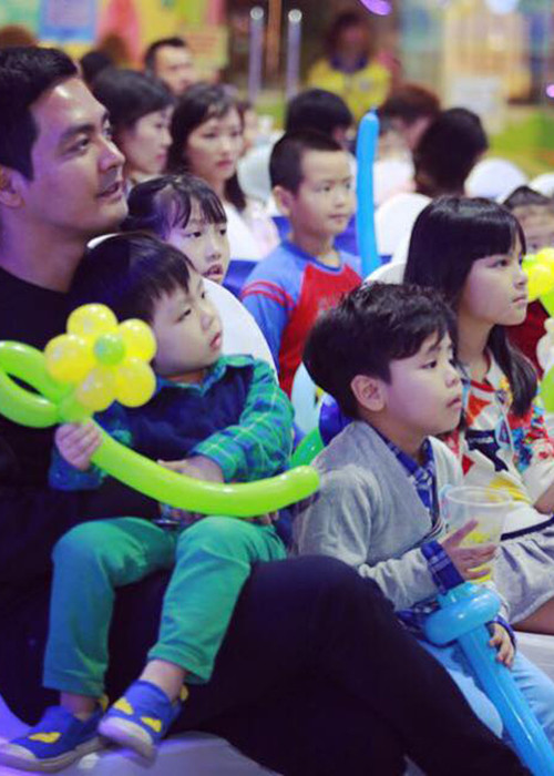 Khi rảnh rỗi, chàng MC của chương trình Vietnam Idol dành nhiều thời gian đi chơi cùng các con. Ngoài ra, trên trang cá nhân, anh thường xuyên khoe ảnh của bốn bố con.