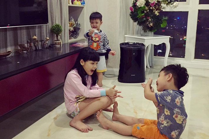 Ba nhóc tì nhà Phan Anh rất thân thiết với nhau và luôn quấn quýt không rời.