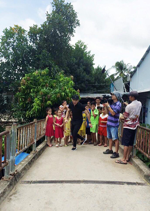 Trước đó, trên trang cá nhân, giám khảo Vietnam's Got Talent chia sẻ, anh đã về miền Tây để quay phim.