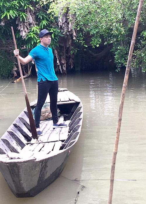 Có mặt ở miền Tây cùng mẹ, Trấn Thành có dịp trải nghiệm cách di chuyển bằng đường thủy.