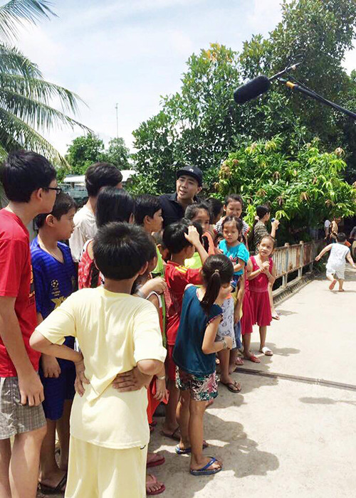 Nam MC vui vẻ trò chuyện với fan nhí ở địa điểm ghi hình. Vừa qua, anh gặp khá nhiều lùm xùm. Mới đây nhất, Trấn Thành bị phạt vì cải biên quá lố vở cải lương "Tô Ánh Nguyệt".