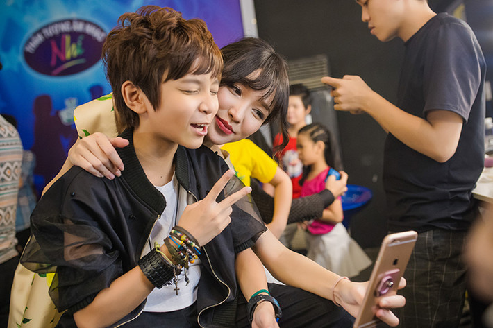 Thảo My hiện đang là MC của Vietnam Idol Kids 2016 trong khi cậu em trai Thiên Tùng là thí sinh của chương trình này.