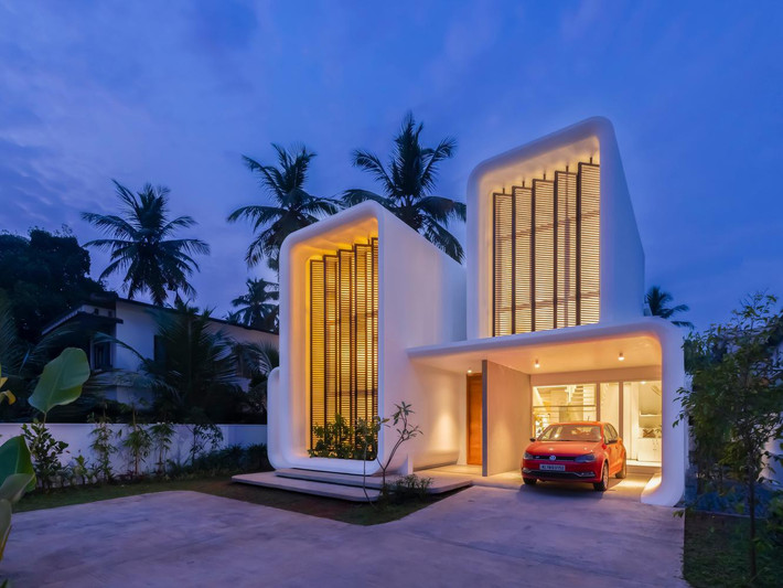 Thay vì xây tường bịt kín ở mặt tiền, kiến trúc sư sử dụng các cửa chớp có trục xoay để thông gió cho toàn bộ ngôi nhà làm mặt tiền.