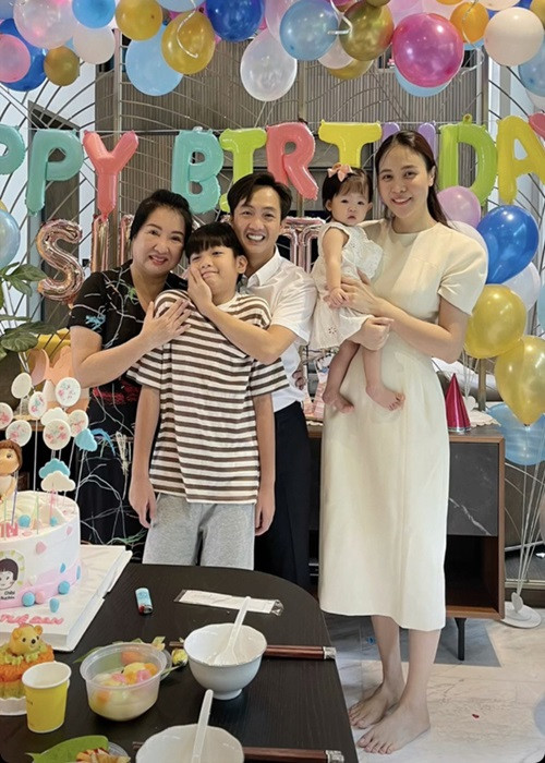 Bà Như Loan vui vẻ xuất hiện trong sinh nhật của bé Suchin - con gái của Đàm Thu Trang- Cường Đô la. Ảnh: FBNV