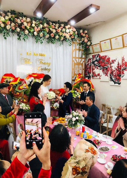 Đàm Thu Trang được lòng mẹ chồng đại gia. Trong lễ ăn hỏi, mẹ của Cường Đô la trao quà cho Đàm Thu Trang. Trong đám cưới, bà Như Loan nhắn nhủ con trai và con dâu khi đã gắn bó thì hãy yêu thương và bảo vệ nhau suốt đời. Ảnh: Người đưa tin