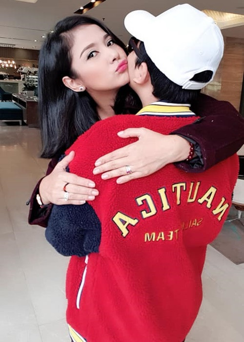 “Con trai tôi sống ngây thơ lắm, 6 tuổi rồi vẫn không biết mẹ làm diễn viên. Tôi không muốn con mình bị xáo trộn cuộc sống, cũng không muốn con theo nghiệp diễn giống mình", Việt Trinh từng nói.