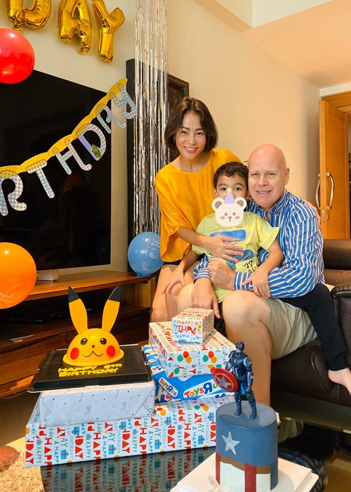 Thu Minh tiết lộ, con trai thường xuyên hỏi: “Tại sao lại che mặt con?” hay "Tại sao mẹ không cho con đi với mẹ lúc mẹ đi diễn hay báo chí chụp hình".