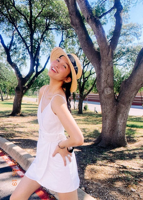 Bà mẹ một con biết cách ăn mặc phù hợp với vòng một khiêm tốn.