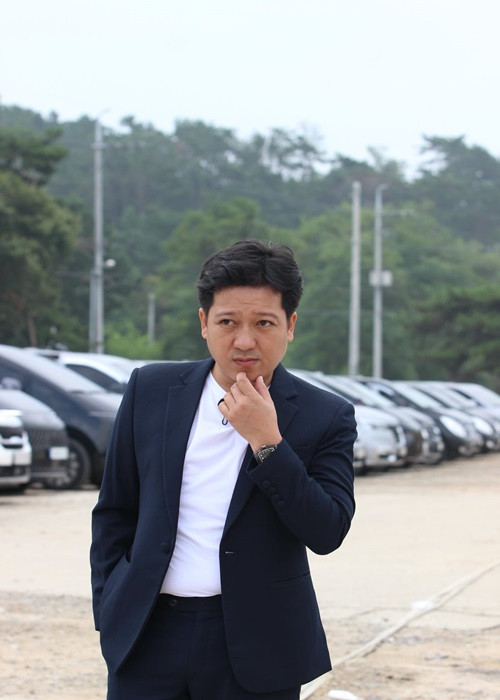Ngoài phủ nhận yêu Nam Em, Trường Giang còn cho rằng cô là người không bình thường. Anh cũng không ngại dằn mặt Nam Em không được đụng tới Nhã Phương. Phía Nhã Phương tha thứ Trường Giang, cùng anh xây dựng tổ ấm. Ảnh: FBNV