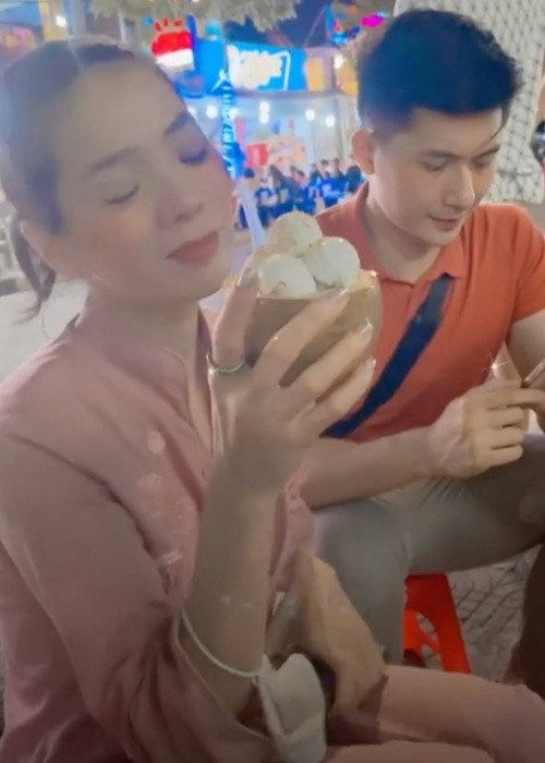 Không ít lần tình trẻ của Lệ Quyên bị cư dân mạng có thái độ thờ ơ với bạn gái hơn 12 tuổi. Ảnh: Yan