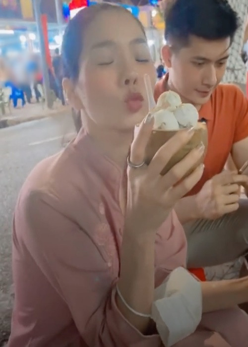 Mới đây, cư dân mạng truyền tay nhau clip Lệ Quyên đang ngồi ăn kem bên Lâm Bảo Châu. Đáng chú ý, Lâm Bảo Châu ngồi bấm điện thoại không ngừng. Ảnh: Yan