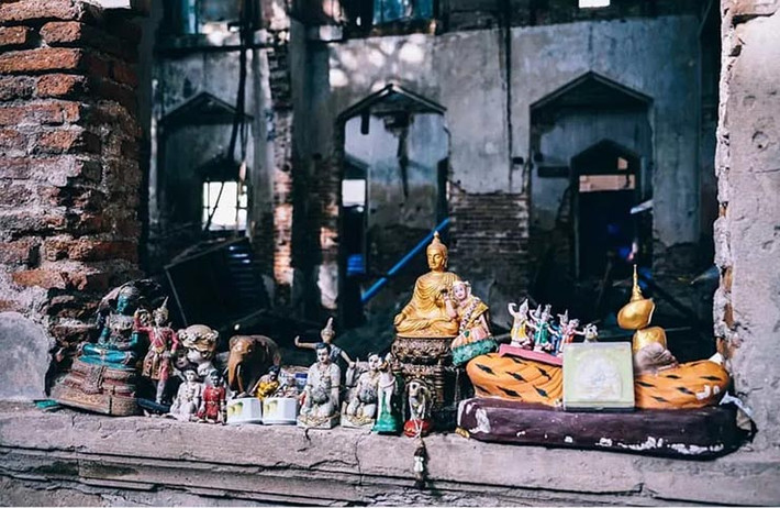 9. Những bức tranh và tượng Phật là món quà lưu niệm tuyệt vời cho những người thân yêu nhưng điều mà hầu hết khách du lịch không biết là việc mang chúng ra khỏi đất nước sẽ bất hợp pháp. Nếu bạn muốn làm điều này, bạn cần phải xin giấy phép đặc biệt. Trong trường hợp an ninh sân bay nhìn thấy tượng Phật không có giấy phép, bạn có thể phải trả một khoản tiền phạt rất nặng.