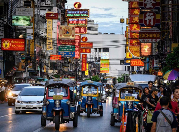 7. Đừng mua bất cứ thứ gì từ trẻ em trên đường phố. Có thể bạn sẽ cảm thấy những đứa trẻ này rất tội và muốn làm một việc tốt bằng cách mua một ít đồ từ chúng. Thế nhưng, đây lại là điều tối kỵ. Bằng cách này, bạn đang khuyến khích lao động và buôn bán trẻ em. Những đứa trẻ này có người giật dây đằng sau, một số đứa còn là bậc thầy móc túi.