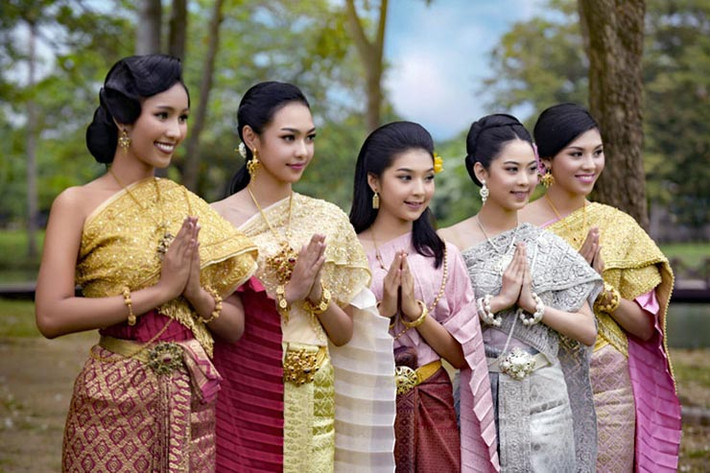 5. Bắt tay không phải là truyền thống của người Thái. Người Thái chào mọi người bằng cách đặt 2 lòng bàn tay vào nhau, tương tự như khi chúng ta cầu nguyện.