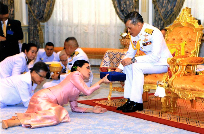 3. Nhà vua vẫn là người được tôn trọng nhất ở Thái Lan. Đó là lý do tại sao tốt nhất bạn không nên chỉ trích Hoàng gia khi đi cùng người dân địa phương. Thậm chí bạn có thể đi tù vì điều này. Ngoài ra, không được xem thường các bức ảnh của Hoàng gia, cũng như không được dẫm lên bất kỳ đồng xu hay tờ tiền nào vì có chân dung của Nhà vua được khắc trên đó.