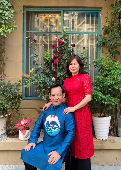Trên trang cá nhân, bà xã của Quang Tèo thi thoảng chia sẻ hình ảnh bên chồng con. Ảnh: FBNV