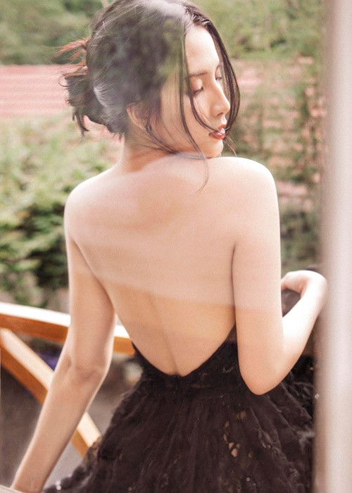 Cô từng đạt danh hiệu Á khôi 2 cuộc thi Miss Hutech, lọt top 10 cuộc thi Tài năng MC Hutech.
