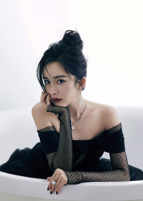 Dương Mịch sinh năm 1986, tuổi Dần. Cô đóng phim từ năm 4 tuổi. Ảnh: Fanpage