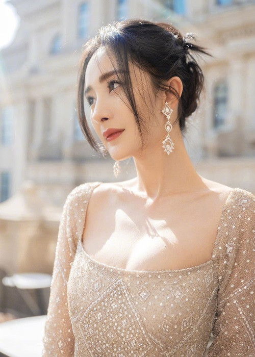 Nổi tiếng, Dương Mịch có cát-sê “khủng”. Thù lao đóng phim của cô vào khoảng 800 nghìn tới 1 triệu NDT (khoảng gần 3 tỷ đồng) cho một tập. Ảnh: Fanpage