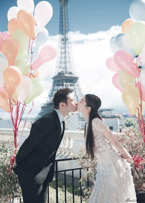Cặp đôi vốn quen nhau nhờ một người bạn mai mối năm 2009. Đến năm 2014, Huỳnh Hiểu Minh công khai hẹn hò.