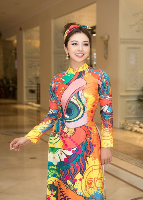 Khi mặc áo dài, bà mẹ 4 con chọn kiểu tóc búi gọn gàng và sang trọng cùng tông trang điểm nhẹ nền nã.