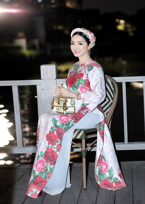 Giáng Mỹ cũng đẹp gây mê trong trang phục áo dài kín đáo.