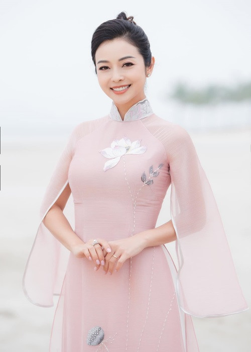 Jennifer Phạm là một trong những mỹ nhân Việt theo trào lưu mặc áo dài dịp Tết đến xuân về.