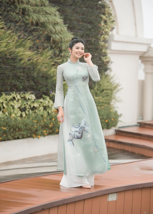 Diện áo dài tự thiết kế dịp Tết đến xuân về, Hoa hậu Ngọc Hân đẹp dịu dàng.