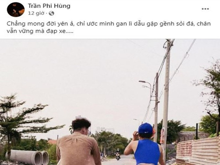 Gần đây, Phi Hùng không ngại dằn mặt antifan mỉa mai anh từng hứa hẹn đủ điều với Lâm Khánh Chi khi anh đăng ảnh bên cô gái giấu mặt. "Cần anh gửi em những cái mà em không ngờ tới không? Bực cả mình. Đã muốn yên ả rồi", anh đáp trả.