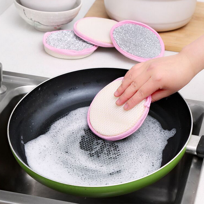 15. Khử trùng bọt biển: Miếng bọt biển nhà bếp bị bẩn rất nhanh, trở thành nơi trú ngụ của vô số vi khuẩn có hại, dẫn đến việc chúng sẽ chuyển sang bát đĩa của bạn sau khi sử dụng miếng bọt biển như vậy. Để tránh điều này, bạn chỉ cần cho miếng bọt biển ướt vào lò vi sóng ở công suất lớn và làm nóng trong 2 phút. Tuy nhiên, hãy đảm bảo rằng miếng bọt biển không có kim loại và để nguội trong vài phút trước khi lấy ra.