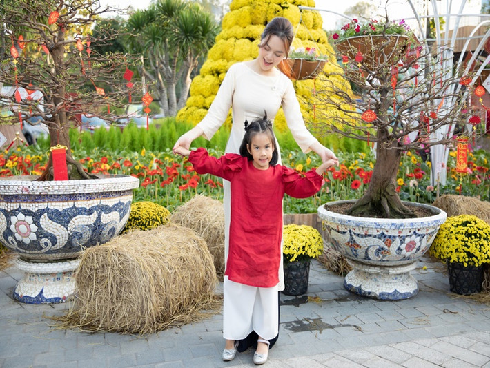 Phạm Quỳnh Anh cùng con gái Tuệ An diện áo dài đi chơi.