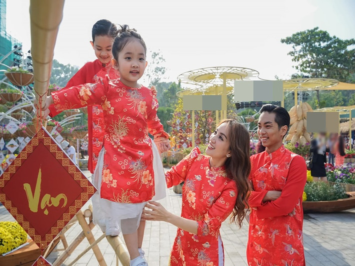 Vợ chồng Khánh Thi đưa hai con đi chơi trước Tết Nguyên đán 2022.