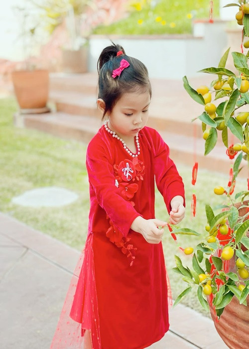 Từ Mỹ, Thanh Thảo khoe con gái diện áo đỏ.
