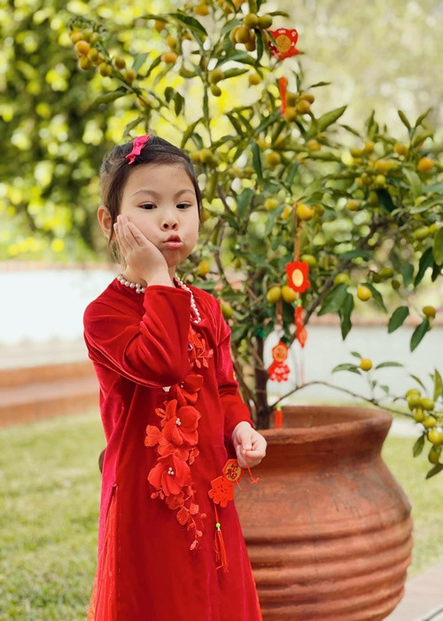 Con gái của Thanh Thảo tạo dáng đáng yêu.
