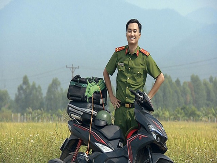 Nhiều người dự đoán nguyên nhân “Phố trong làng” tạm dừng chiếu vì sự cố diễn viên chính Anh Tuấn gặp tai nạn trong lúc đóng cảnh rượt đuổi hồi đầu tháng 12/2021. Ảnh: Lao động