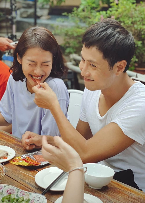 Sự tương tác ngọt ngào trên phim ảnh lẫn ngoài đời của Thanh Sơn và Khả Ngân khiến fan nhiệt tình "đẩy thuyền". Ảnh: FBNV