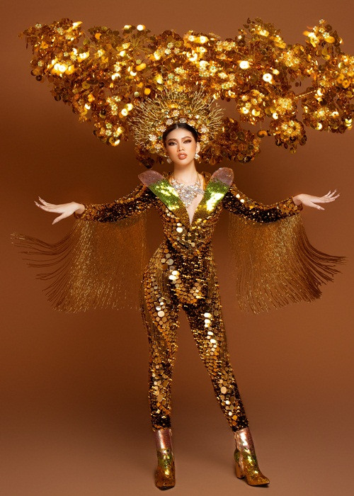 Tối nay (ngày 24/3), Á hậu Ngọc Thảo sẽ bước vào phần thi quốc phục tại cuộc thi Miss Grand International 2020 - Hoa hậu Hòa bình Quốc tế 2020. Trong đêm thi, cô sẽ diện thiết kế mang tên “Lá ngọc cành vàng”.